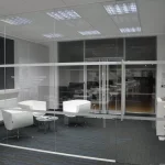 Office-space-design-with-frameless-glass-partitions-screen