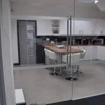 Office-space-design-with-frameless-glass-partitions-screen-2