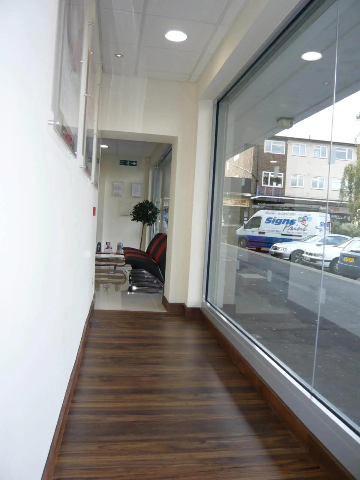 Office-space-with-laminated-wood-floor-10