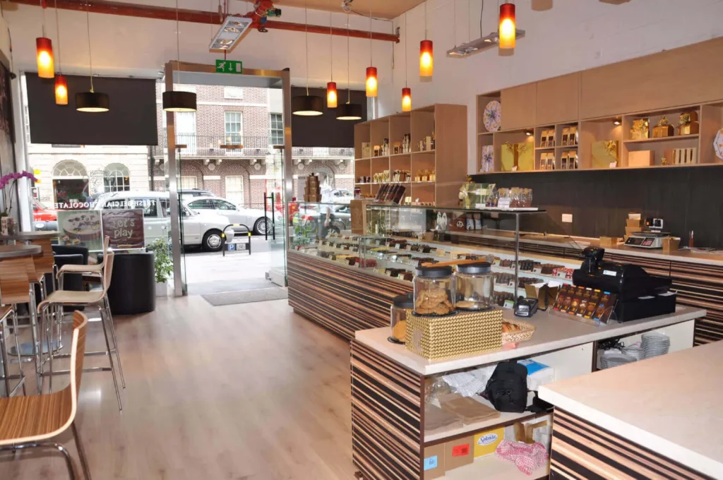 Office-space-with-laminated-wood-floor-3