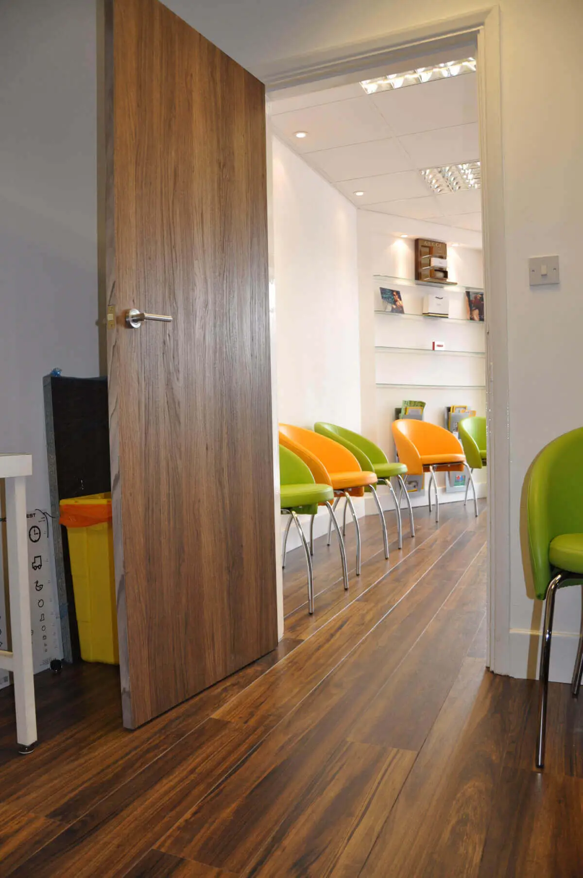 Office-space-with-laminated-wood-floor-4