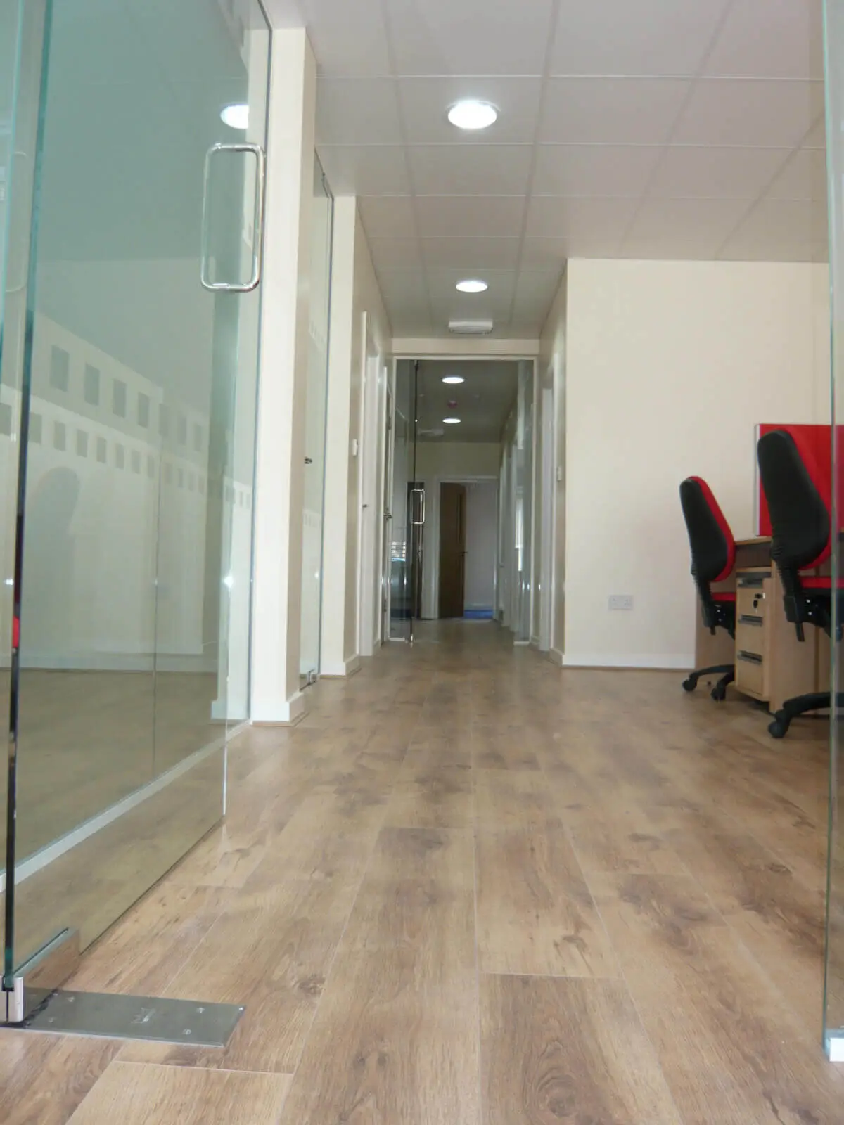 Office-space-with-laminated-wood-floor-8