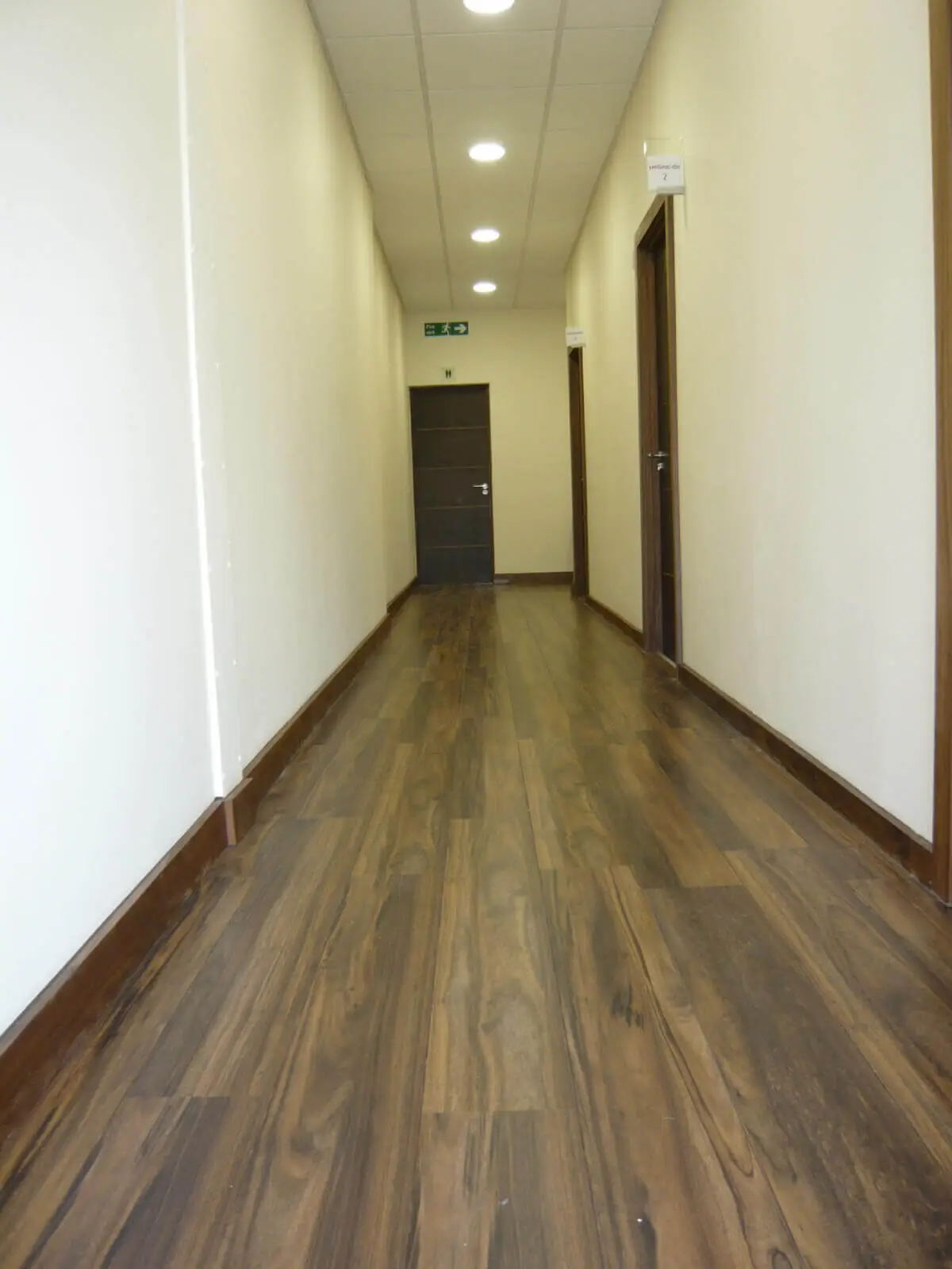 Office-space-with-laminated-wood-floor-9