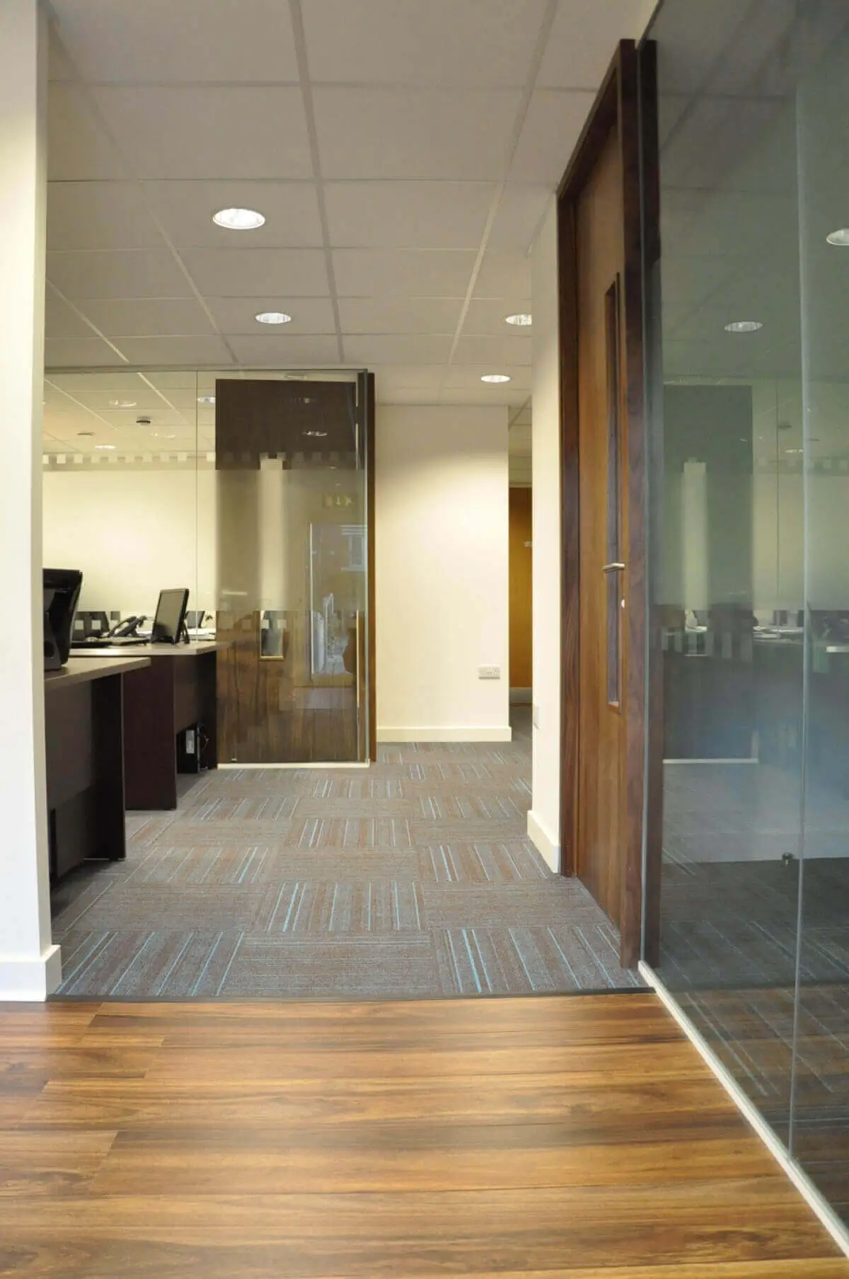 Office-space-with-laminated-wood-floor