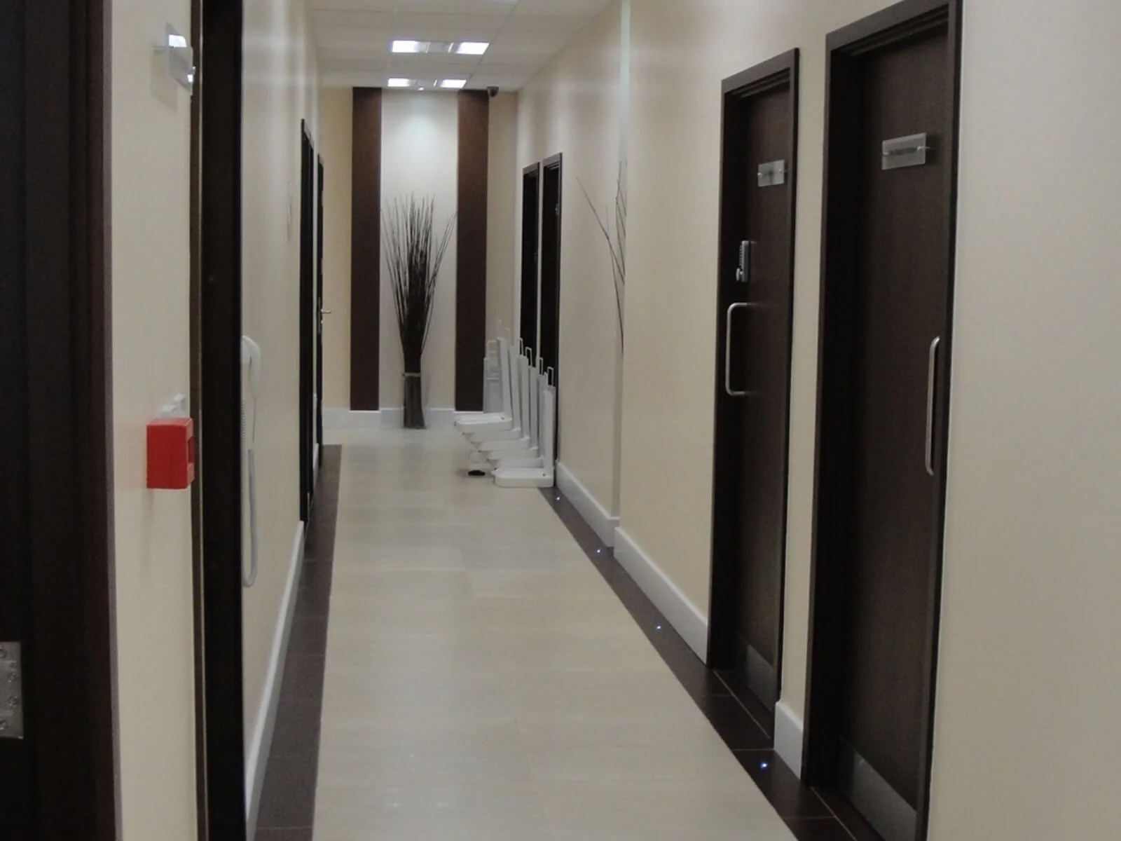 Solid-partitions-in-office-spaces